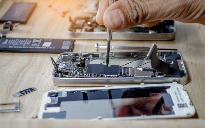 Iphone motherboard repairs into the motherboard for smartphone By professional technician on desk